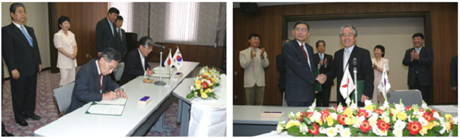 左：協定書にサインするKoh Choong Suk総長（奥）と牟田泰三広島大学長（手前） 右：協定書を交換し握手するKoh総長と牟田学長