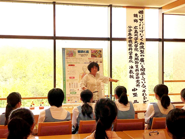 中の三弥子准教授の糖鎖模型を使ったミニ講義。
