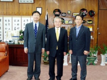 学長室にて（左から上教授、Ko Choong-Suk学長、Choi Kwan-Sik教授）