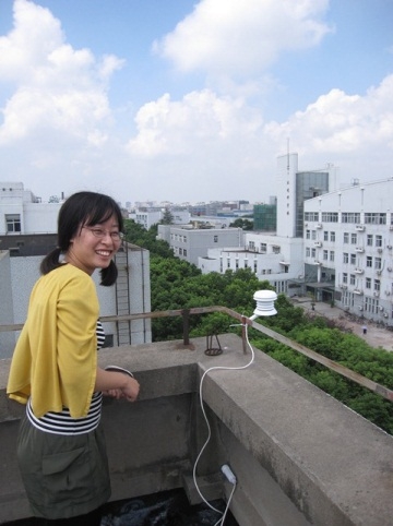 屋上で測定中の松尾さん画像