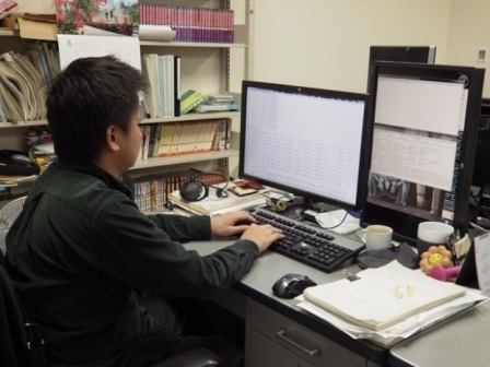 写真：パソコンを操作する貞本さん