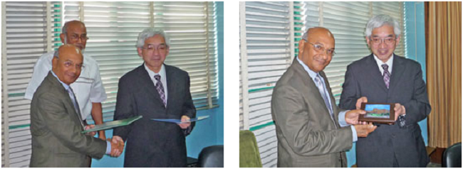 左：交流協定締結　（左：MAS Mandal学長） 右：学長へ記念品を贈呈